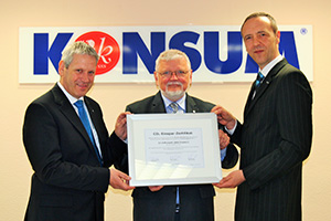 Foto: v.l. Klaus Peusch (Energie-Berater, Expense Reduction Analysts), Gunther Seifert (Vorstandsvorsitzender KONSUM DRESDEN eG) und Torsten Schütze (Senior Partner, Expense Reduction Analysts). Bildquelle: KONSUM DRESDEN eG